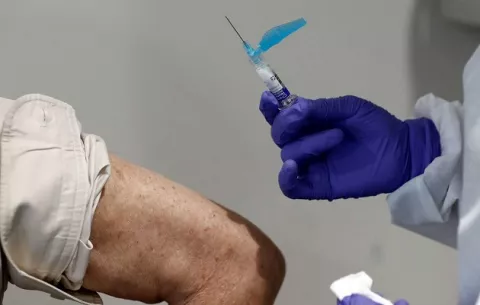 ¿Por qué es necesario recibir las dos dosis de la vacuna de Pfizer?