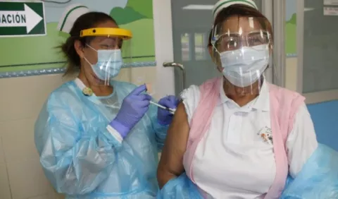 Buscan concretar fecha de llegada de dosis de vacuna de AstraZeneca