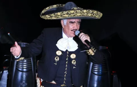 Vicente Fernández se disculpó luego de ser señalado de manosear a seguidoras