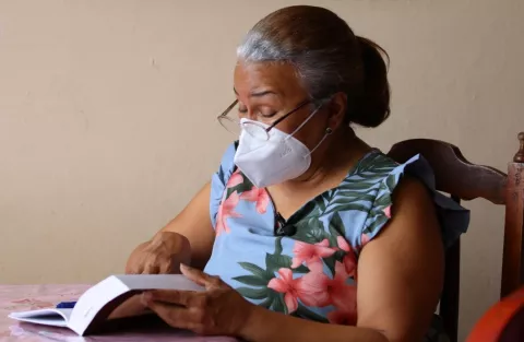 La vida detrás de Violeta Gaona, la primera persona en recibir la vacuna contra la covid-19 en Panamá 