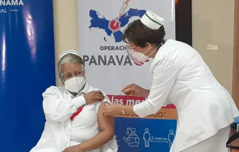 Primera persona vacunada contra la covid-19 en Panamá: 'Ver a un ser humano respirando con dificultad, luchando por su vida, es bien triste'