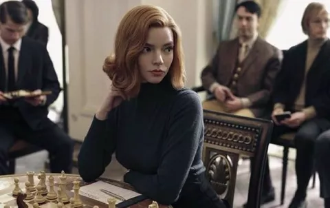 Anya Taylor-Joy, la protagonista de 'Gambito de Dama', obtuvo dos nominaciones en los Globos de Oro