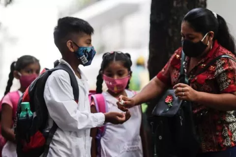 Los niños argentinos vuelven a las aulas tras casi un año de clases virtuales