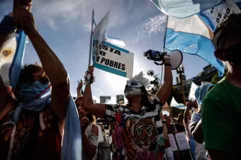Argentinos protestan contra el Gobierno por el escándalo de las vacunas VIP