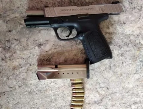 Capturan cinco personas con droga, arma de fuego y dinero en allanamiento en Viento Frío, Colón  