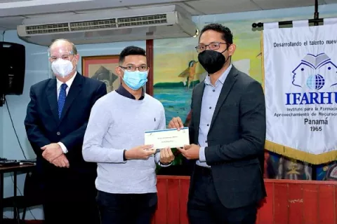 Ifarhu entrega  becas para maestrías a unos 50 egresados de la Universidad de Panamá