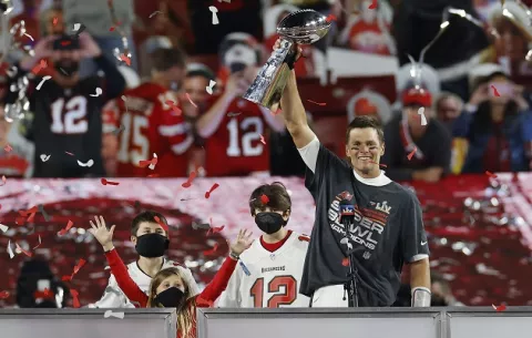 Brady le señala el camino  a los Buccaneers, que conquistan un histórico Super Bowl en  casa