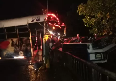Bus de la ruta Colón-Buena Vista por poco se va al vacío a la altura del puente sobre el río Gatún