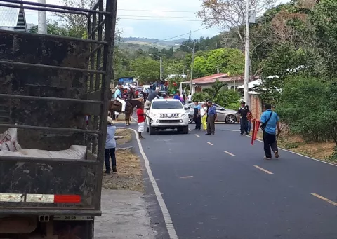 Encuentro deportivo con cabalgatas y juego de toros en Los Corralillos de Atalaya genera críticas