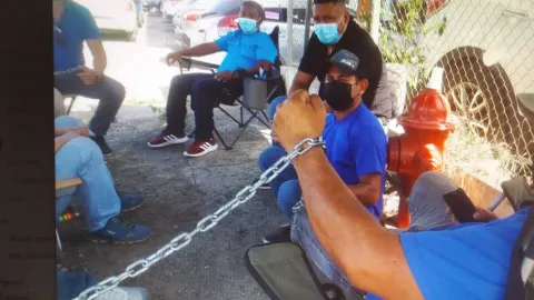 Taxistas se mantienen encadenados frente a la Gobernación de Veraguas 