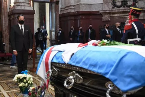Argentina despide a Carlos Menem, polémico peronista que gobernó una década