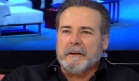 Actor César Évora arremete contra los antivacunas