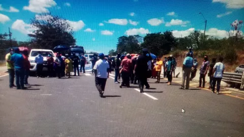 Originarios Ngäbe-Buglé cierran vía en Veraguas, quieren llevar al cepo a la cacica Silvia Carrera 