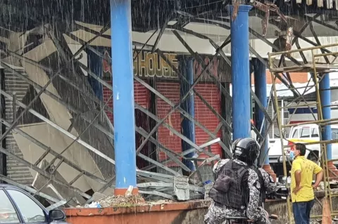 Colapsa techo de edificio comercial frente a las oficinas del SPA en Colón