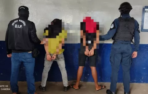 Detienen a dos personas e incautan un arma de fuego en Altos de Los Lagos, en Colón