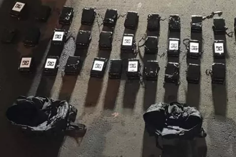 Incautan tres maletines con 89 paquetes de drogas en un puerto marítimo en Colón