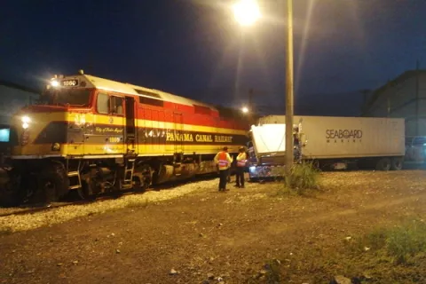 Tren de carga colisiona con un articulado en el área de los Cuatro Altos
