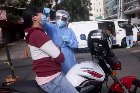 Bajan a 487 los casos nuevos de covid-19 en Panamá