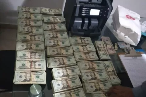 Aprehenden a dos ciudadanos en Betania con más de 57 mil dólares en efectivo dentro de un vehículo