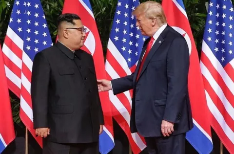 Donald Trump ofreció a Kim Jong-un llevarle a casa en su avión tras la cumbre de Vietnam