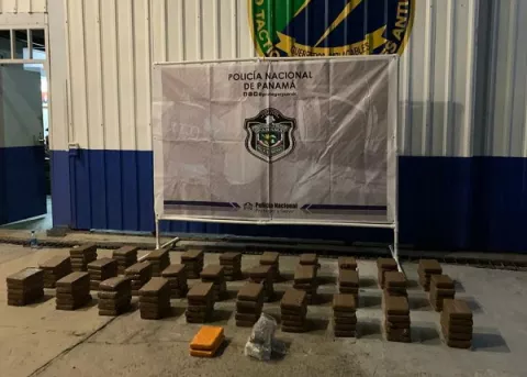 Policía Nacional incauta 155 paquetes de presunta droga en un yate en isla Flamenco