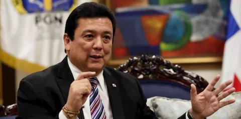 Procurador Eduardo Ulloa presenta renuncia en medio de escándalos del Gobierno