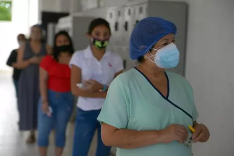 Gran afluencia de votantes en Guayaquil con colas de cientos de metros