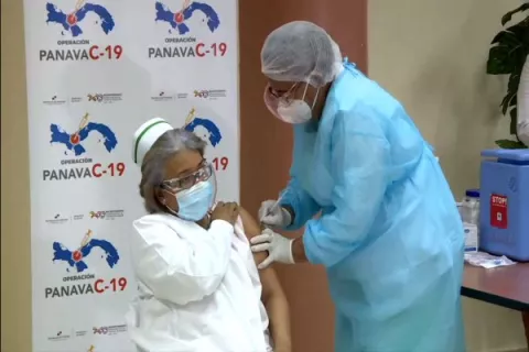 Enfermera Violeta Gaona recibe la segunda dosis de la vacuna contra la covid-19