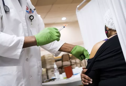 Estudio responsabiliza a políticas de Donald Trump de la alta mortalidad por coronavirus