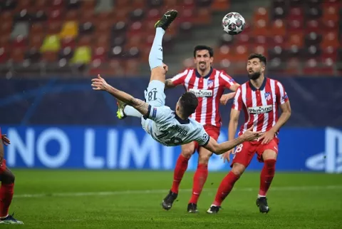 Olivier Giroud vacuna de chilena al Atlético de Madrid