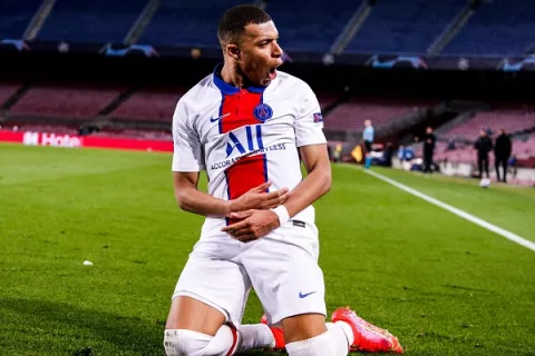 Mbappé encamina la eliminatoria para el PSG con un hat trick ante el Barcelona