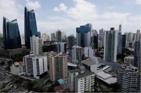 Fitch rebaja calificación de Panamá a BBB- con perspectiva negativa