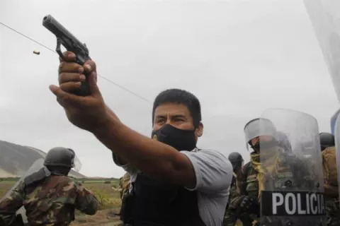 Un fotógrafo peruano amenazado por revelar un asesinato por un policía teme por su vida