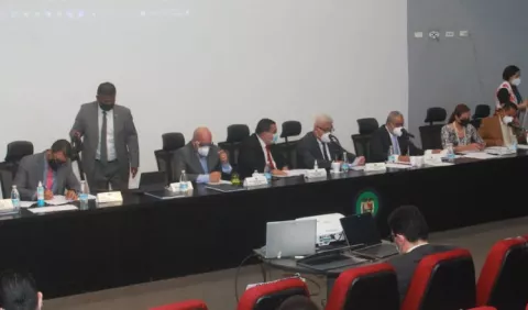 Regresa iniciativa que transfiere el fuero  de maternidad a los padres