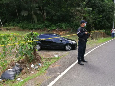 Encuentran cadáver de un hombre con varios impactos de bala dentro de un vehículo en Portobelo centro 