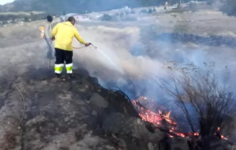Bomberos combaten incendio de masa vegetal en Los Llanos próximo al Parque Nacional Volcán Barú