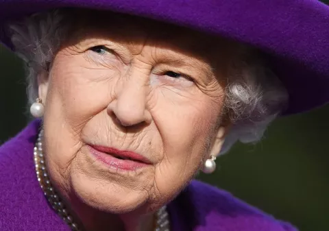 Isabel II, de 94 años, anima a la gente a vacunarse contra la covid-19