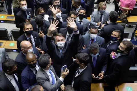 Bolsonaro se compromete con la vacunación y pide ayuda para la retomada económica