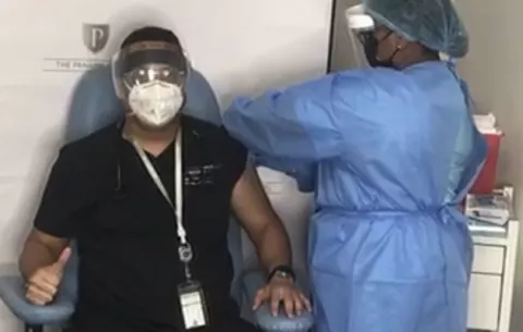 Doctor Julio Sandoval completa vacunación: 'En un año de examinar pacientes  no me contagié'