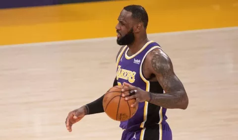 LeBron James defiende su lucha contra el racismo y llama  hipócrita a Zlatan Ibrahimovic