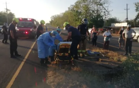 Bomberos rescatan a un hombre que cayó dentro de una alcantarilla en Los Santos
