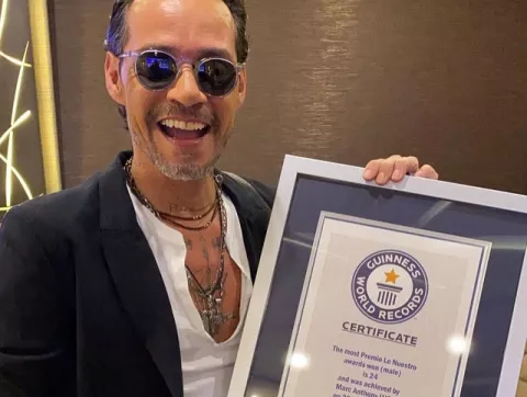 Marc Anthony recibió su tercer Récord Guinness por ser el artista masculino más galardonado en los Premios Lo Nuestro
