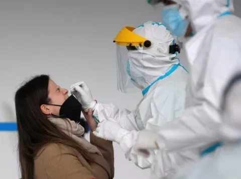 Estados Unidos recomienda usar dos mascarillas para luchar contra las nuevas cepas de la covid-19