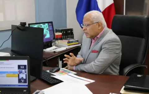 Moisés Veliz Arosemena renuncia a la dirección del  Inadeh