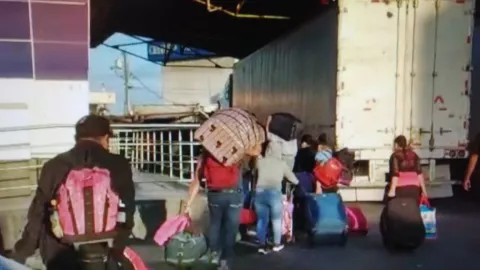 Por fin un grupo de nicaragüenses logra cruzar la frontera en Paso Canoas rumbo a su país  