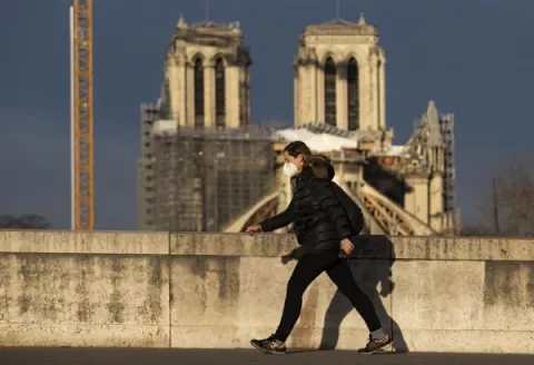 Los investigadores de Notre Dame buscan piedras para su reconstrucción