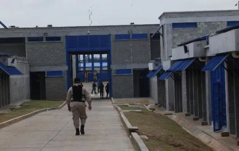 Sorprenden a cabo de la Policía que supuestamente intentó introducir mercancía ilícita a la Nueva Joya