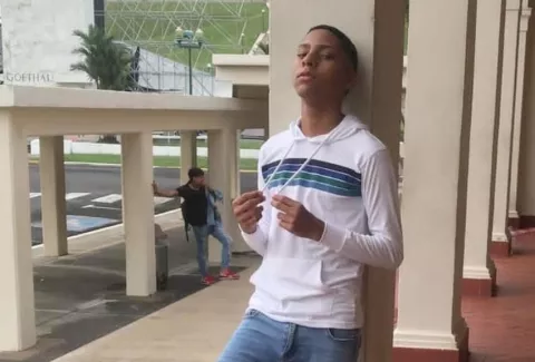 ¡No resbaló!, a su hijo lo lanzaron a la Cinta Costera 3 y no sabía nadar