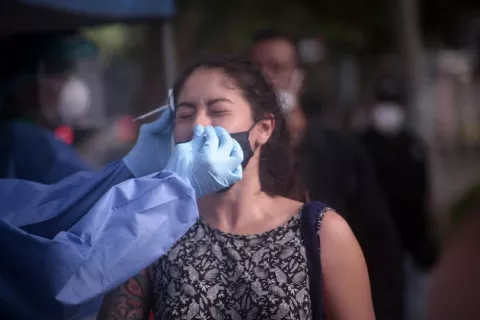 Panamá disminuye a 5.5% la positividad por el coronavirus, una de las más bajas en meses