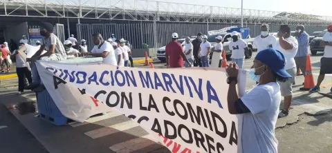 Pescadores cierran la vía que conduce hacia el Mercado de Mariscos